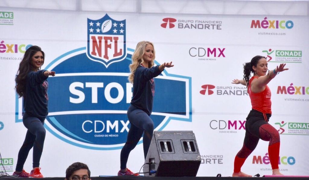 Porristas de Raiders y Texans realizan yoga en el Ángel de lndependencia - porristas-yoga-4-1024x596