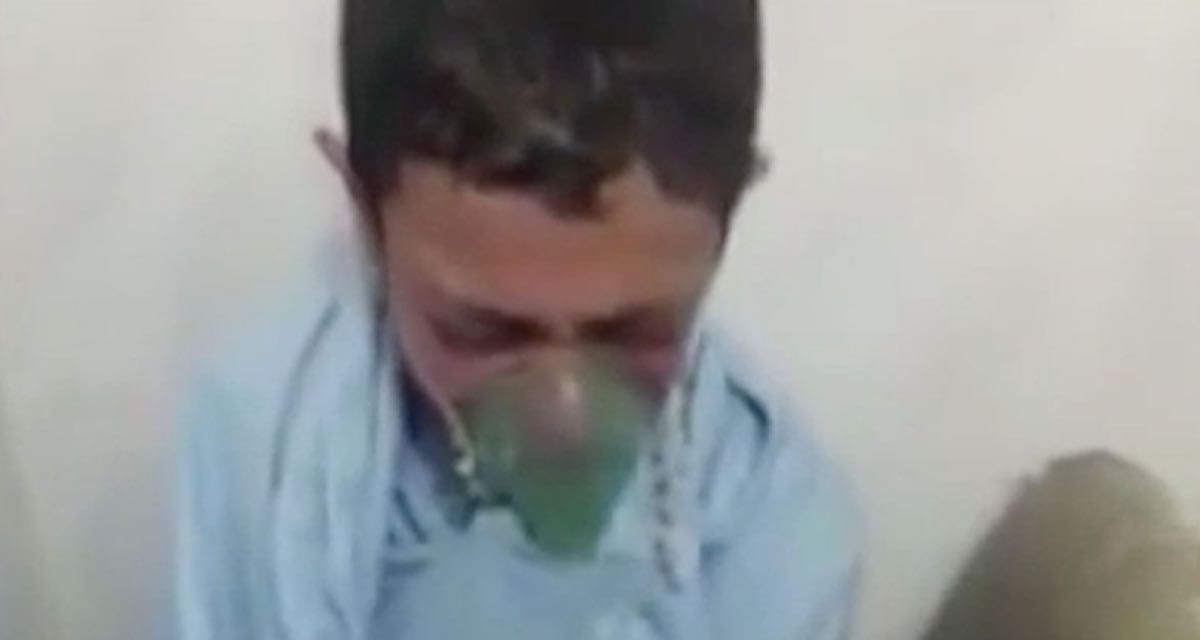 Video: niño sobrevive a ataque con gas de cloro
