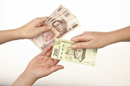 Mexicanos piden prestado a familiares para evitar intereses - préstamos