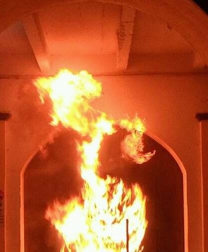 Queman puerta del palacio municipal de Juchitán - puerta-I