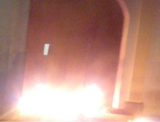 Queman puerta del palacio municipal de Juchitán - puerta-II