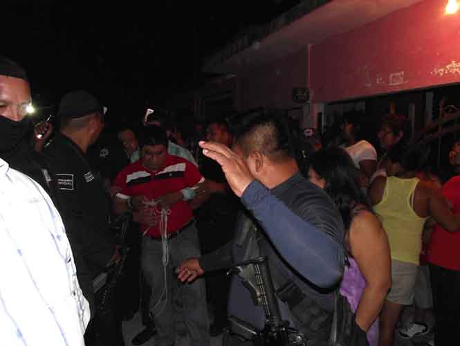 Descubren romance de párroco con menor por mensajes de WhatsApp - párroco-1