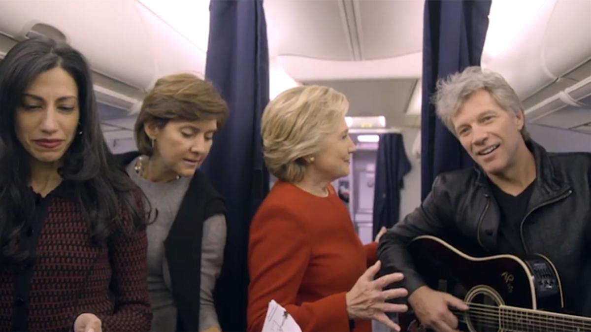 Equipo de Hillary Clinton realiza el reto del maniquí en avión
