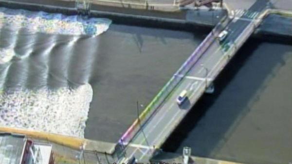 Video: tsunami en Japón invierte caudal de río