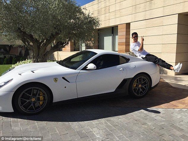 Cristiano Ronaldo presume sus autos de lujo - ronaldo-2