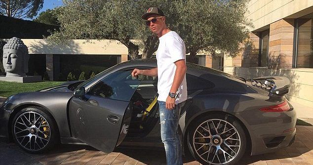 Cristiano Ronaldo presume sus autos de lujo