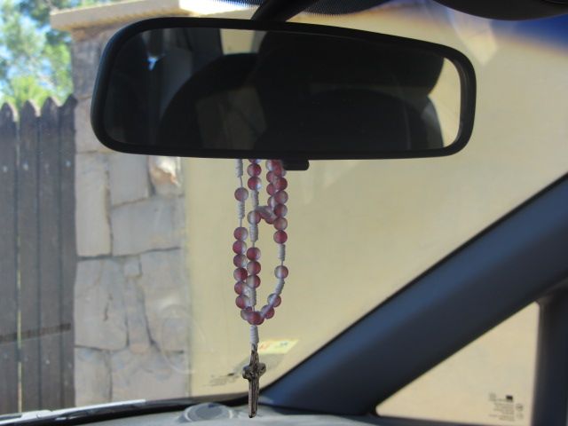 Cinco cosas que los mexicanos colocan en sus coches - rosario-en-retrovisor