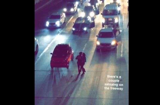 Pareja baila salsa en el tráfico durante protestas contra Trump