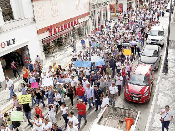 Trabjadores del sector salud de Veracruz reciben pagos atrasados - sector-salud-veracruz-manifestación