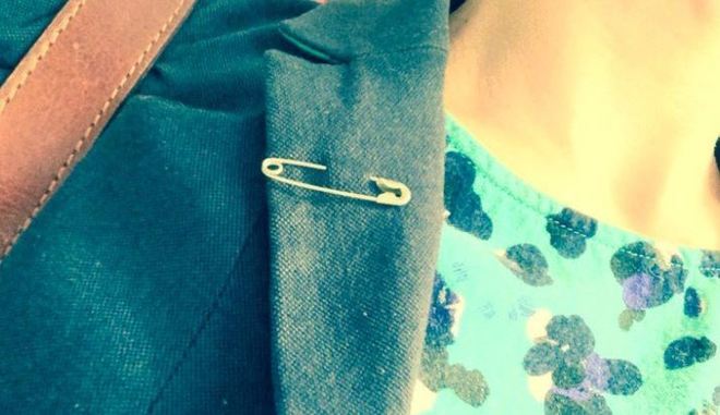 Vuelven los seguros en la ropa en protestas contra Trump