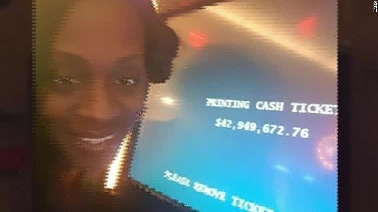 Le niegan premio de 43 mdd. Le regalan cena - selfie-ganancias-casino