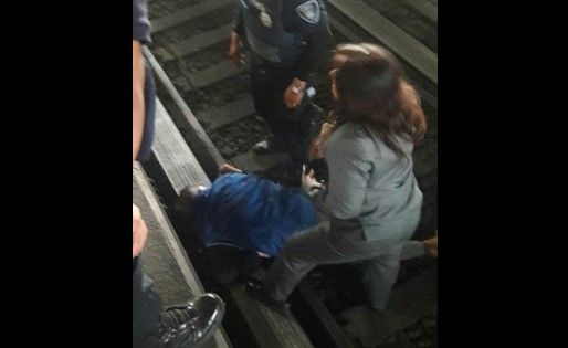 Rescatan a hombre que cayó a las vías del Metro
