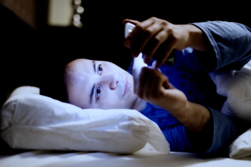 Uso de celular puede generar problemas en ojos, huesos y oído - smartphone-in-bed-1024x683