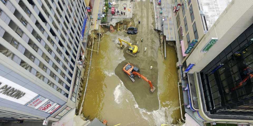 Calle de Japón donde se formó socavón presenta nuevo hundimiento