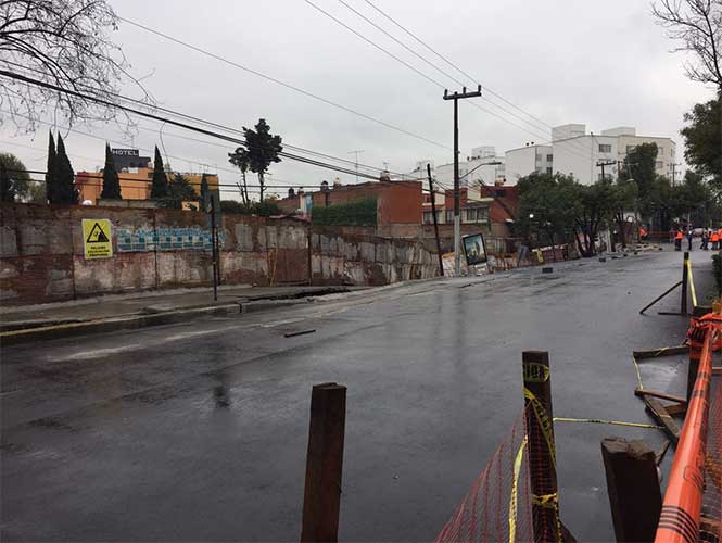 Surge socavón frente a Galerías Coapa - socavón-3