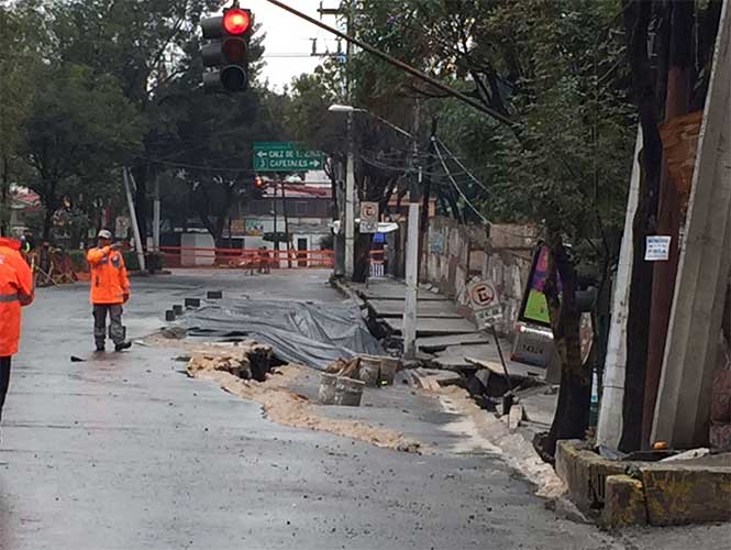 Surge socavón frente a Galerías Coapa - socavón