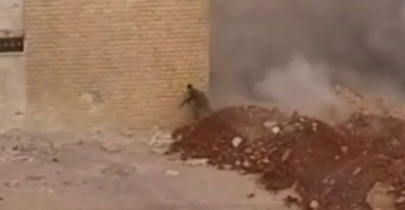 Video: soldado sale ileso tras explosión en Siria