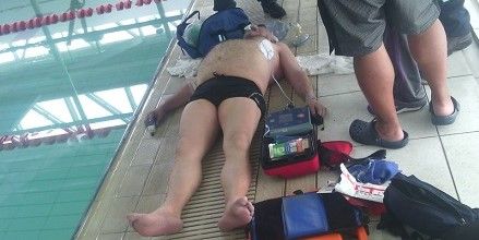 Muere hombre en alberca de Sport City