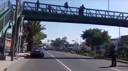 Video: evitan suicidio de joven en puente peatonal de Iztacalco