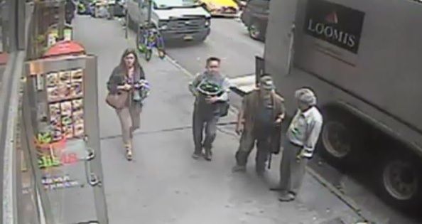 Video: sujeto roba 1.6 mdd en oro a plena luz del día en Nueva York