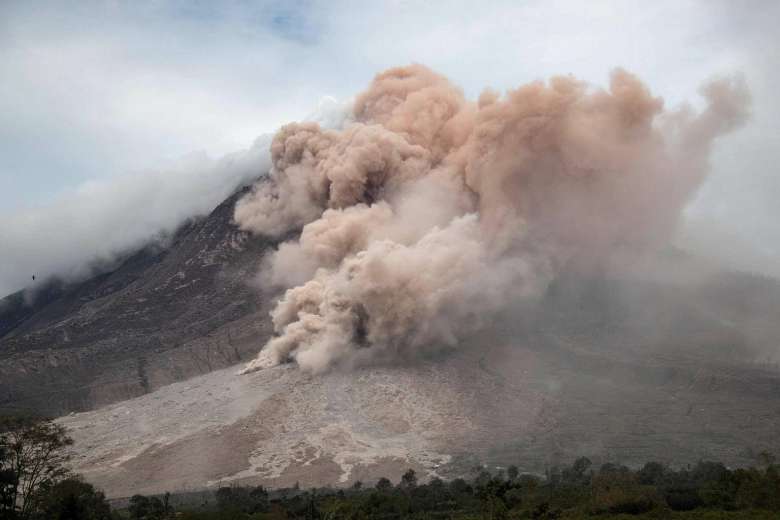 Monte Sinabung, en Sumatra, arroja ceniza
