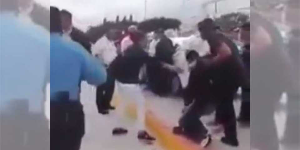 Video: taxistas golpean a conductor de Uber en Tijuana