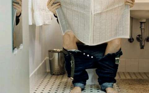 ¿Por qué se adormecen las piernas luego de estar sentados en el inodoro?