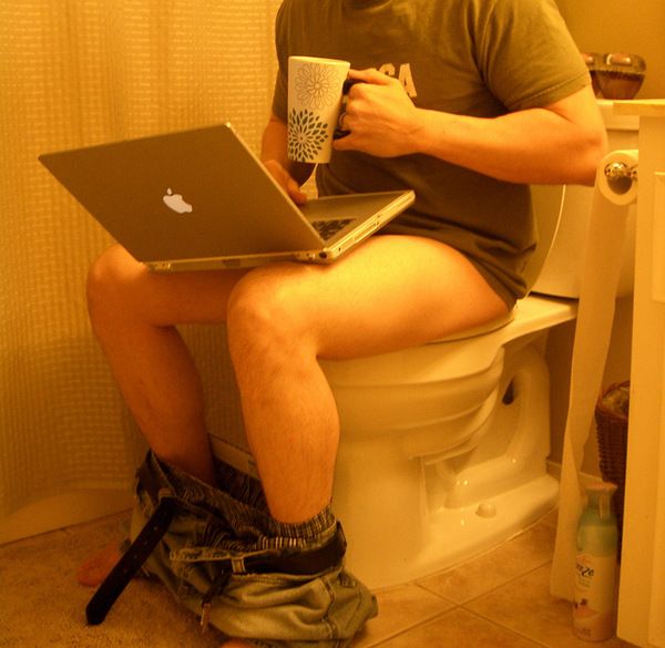 ¿Por qué se adormecen las piernas luego de estar sentados en el inodoro? - taza