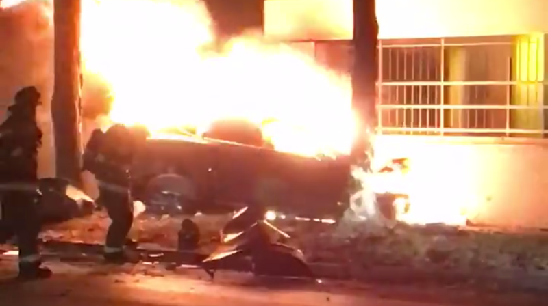 Video: explotan baterías de Tesla en accidente que dejó dos muertos