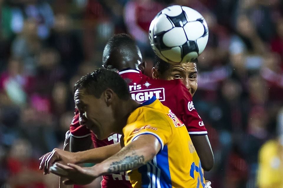 Tigres pone en peligro el liderato de Tijuana - tigres-xolos-4