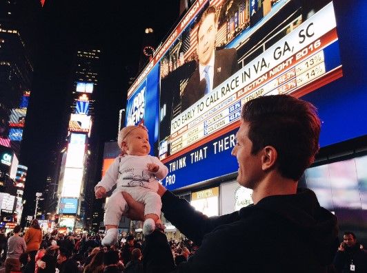 Estadounidenses a la espera de resultados electorales en Times Square