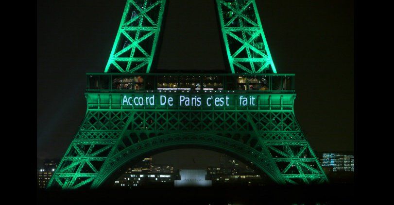 Alumbran de verde la Torre Eiffel en honor al Acuerdo de París