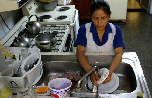 Trabajadoras domésticas deben conocer sus prestaciones laborales: PRI - trabajadora