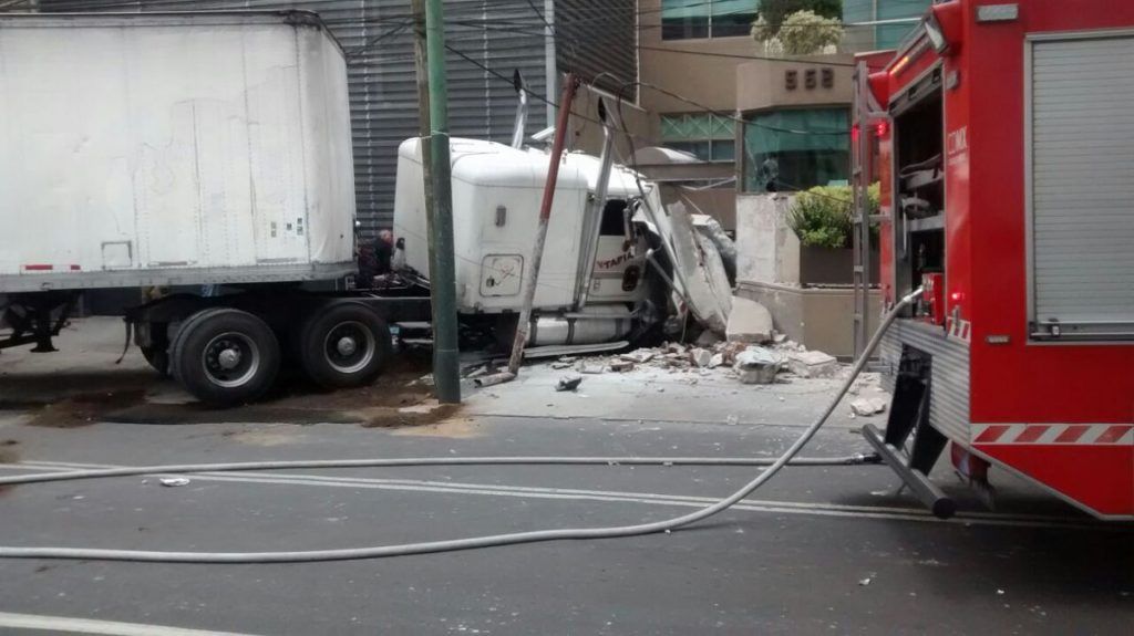 Tráiler choca contra edificio en Mariano Escobedo - trailer-mariano-escobedo-1-1024x575