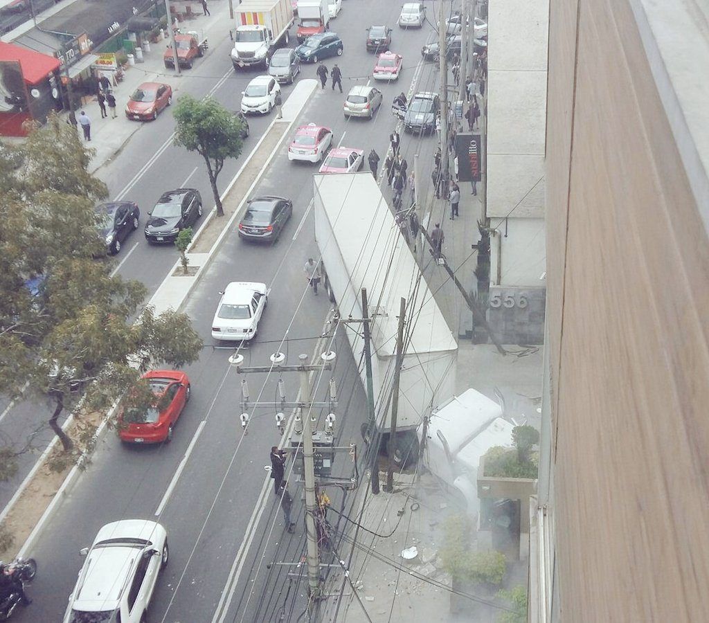Tráiler choca contra edificio en Mariano Escobedo - trailer-mariano-escobedo-2-1024x900