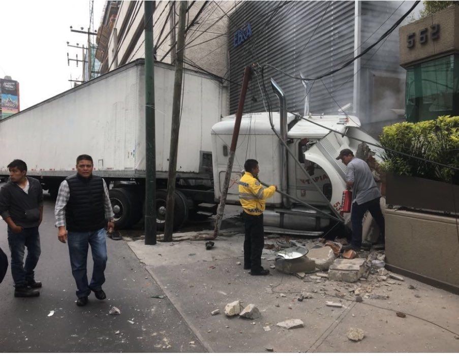 Tráiler choca contra edificio en Mariano Escobedo