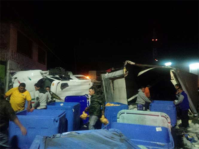 Vuelca tráiler con pollos congelados en Ecatepec - trailer-pollos-ecatepec-1
