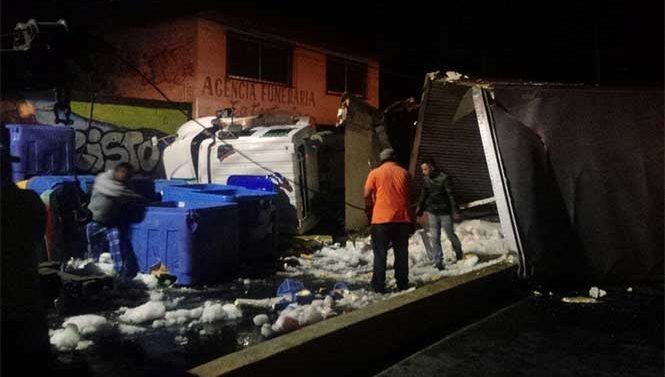Vuelca tráiler con pollos congelados en Ecatepec