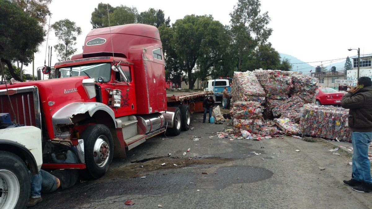 Vuelca tráiler en carretera Lechería-Texcoco
