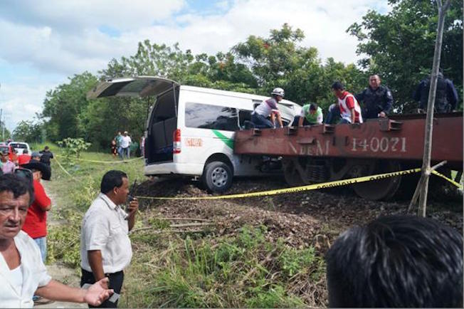 Tren arrolla camioneta de pasajeros en Chiapas - tren-chiapas-combi-2