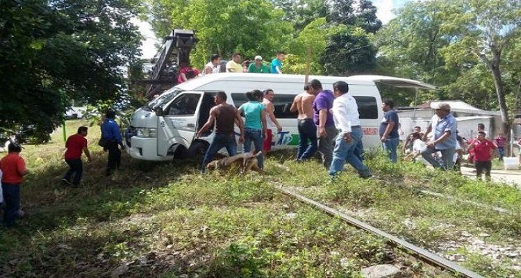 Tren arrolla camioneta de pasajeros en Chiapas