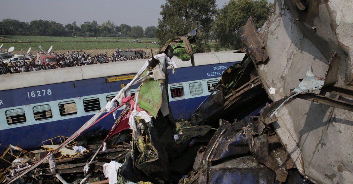 Sube a 115 el número de muertos por accidente de tren en la India - tren-india-5