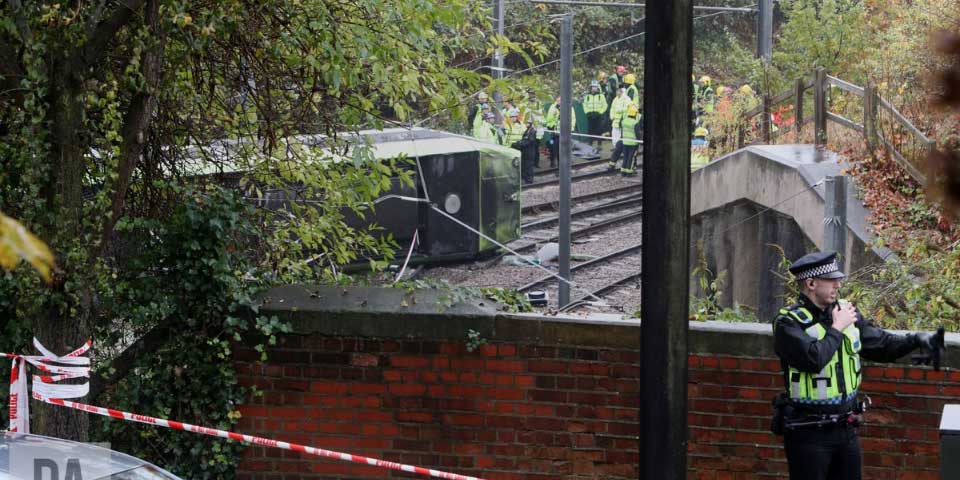 Descarrilamiento de tren en Londres deja siete muertos y 50 heridos