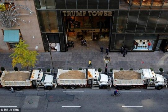 Video: Mariachis tocan afuera de la Trump Tower - trump-2