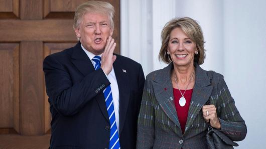 Trump nombra a Betsy DeVos como secretaria de educación