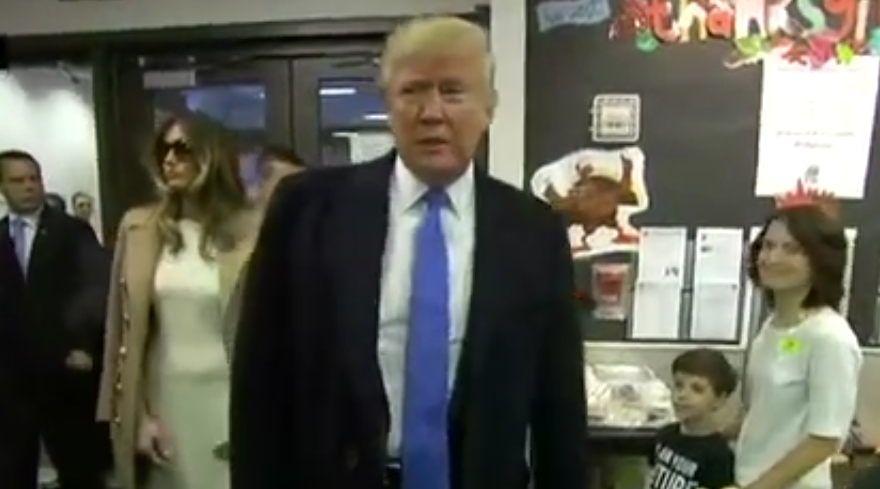 Abuchean a Trump al emitir su voto - trump-votes