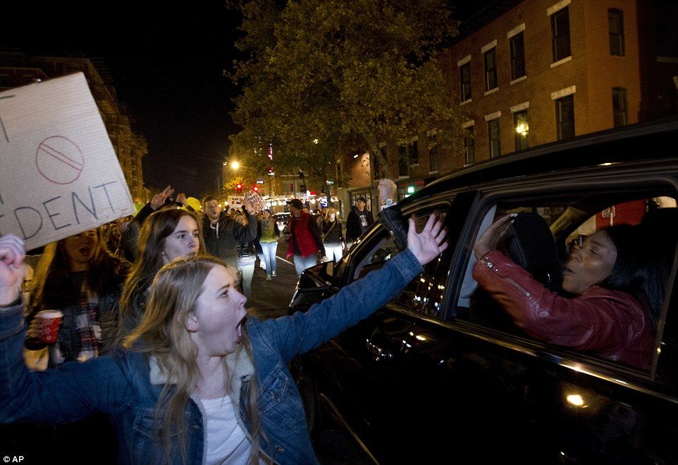 Manifestantes “anti-Trump” se enfrentan con la policía en EE.UU. - trump10