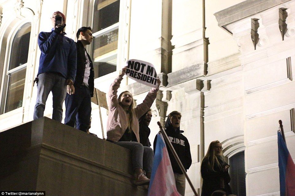 Manifestantes “anti-Trump” se enfrentan con la policía en EE.UU. - trump13