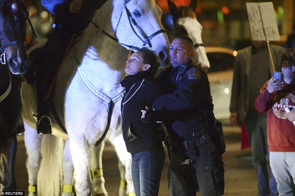 Manifestantes “anti-Trump” se enfrentan con la policía en EE.UU. - trump15