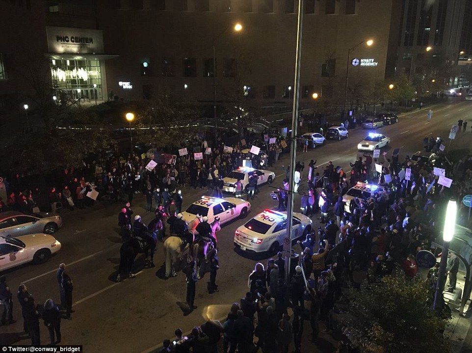 Manifestantes “anti-Trump” se enfrentan con la policía en EE.UU. - trump21